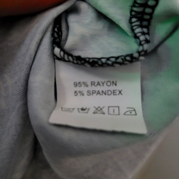 Aurissy V-neck Top - Picture 2 of 4